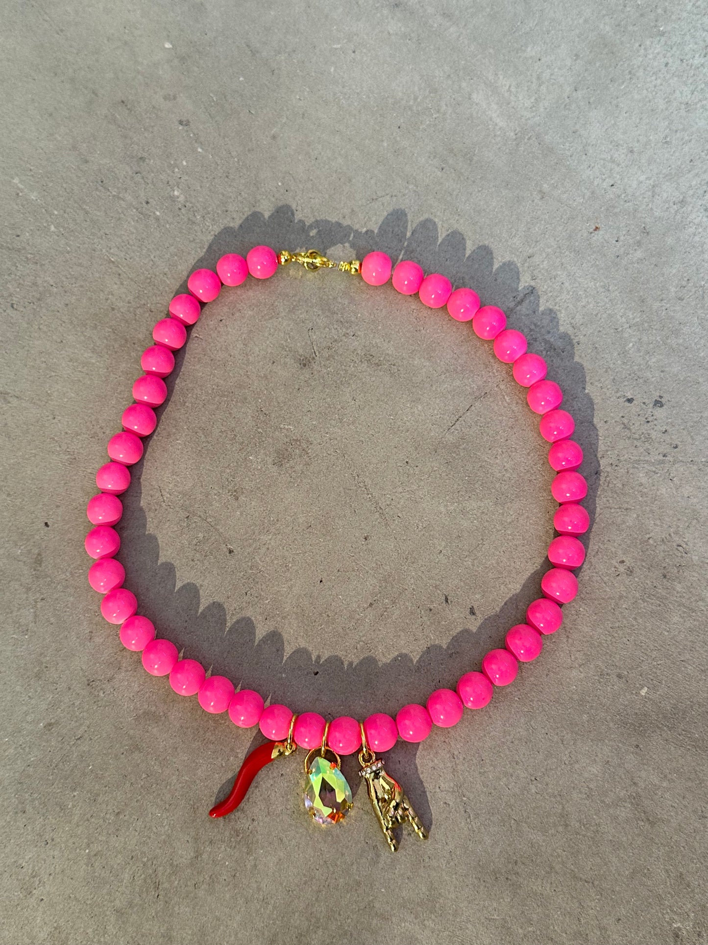 Collana fucsia con 3 charmes